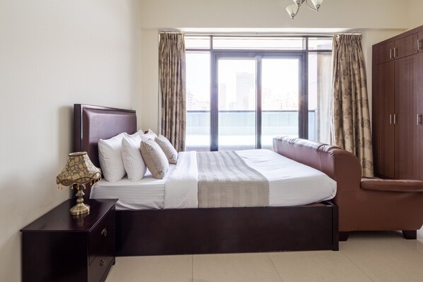 Laptop workspace, iron/ironing board, WiFi, bed sheets