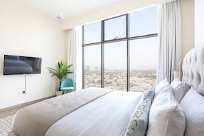 3 bedrooms, laptop workspace, iron/ironing board, WiFi - Superior + Luxurious 3BR - Sleeping 8! New! (Dubai)