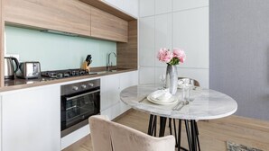 Private kitchen - Refined Studio Apartment in Dubai Marina (Dubai)