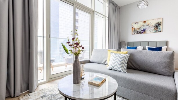 Living area - Refined Studio Apartment in Dubai Marina (Dubai)