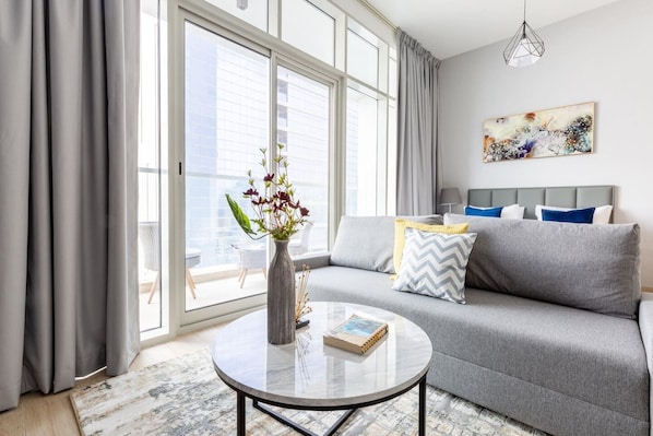 TV - Refined Studio Apartment in Dubai Marina (Dubai)