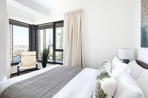 2 quartos, espaço de trabalho para notebook