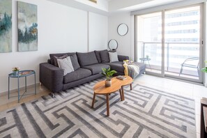 TV - Elegant and Spacious 2BR w/ Sea Views in Marina! (Dubai)