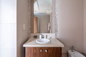 Bathtub - Stylish 2BR Apartment In Business Bay (Dubai)