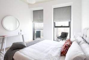 2 عدّة غرف نوم ومساحة عمل للكمبيوتر المحمول ومكواة/لوح كي وواي فاي