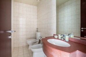 Bathroom - Premier 1BR Apartment in JLT - Sleeps 3! (Dubai)