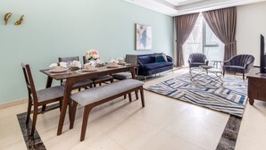 2 bedrooms, laptop workspace, iron/ironing board, WiFi - Regal & Modern 2BR With Study in Downtown Dubai - Sleeps 5! (Dubai)