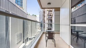 Outdoor dining - Regal & Modern 2BR With Study in Downtown Dubai - Sleeps 5! (Dubai)