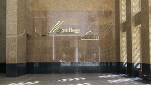 Lobby - Regal & Modern 2BR With Study in Downtown Dubai - Sleeps 5! (Dubai)