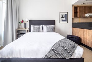 Laptop workspace, iron/ironing board, WiFi, bed sheets - Modern Rustic Studio Apartment in Downtown Dubai (Dubai)