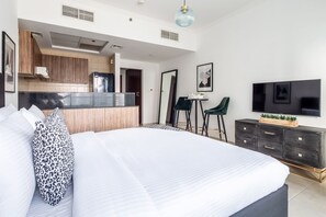 Laptop workspace, iron/ironing board, WiFi, bed sheets - Modern Rustic Studio Apartment in Downtown Dubai (Dubai)