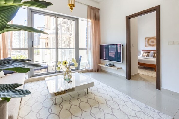 TV - Flashy & Vibrant 1BR Apartment in Dubai Marina! (Dubai)