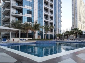 Outdoor pool - Flashy & Vibrant 1BR Apartment in Dubai Marina! (Dubai)