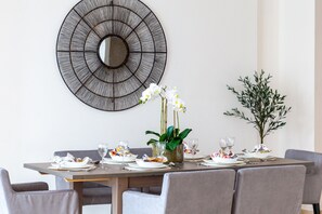 Dining - Modish & Vibrant 3BR Apartment in Marina (Dubai)