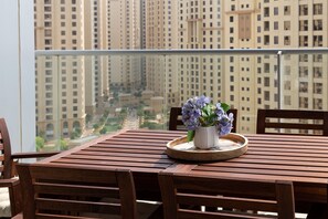Outdoor dining - Modish & Vibrant 3BR Apartment in Marina (Dubai)