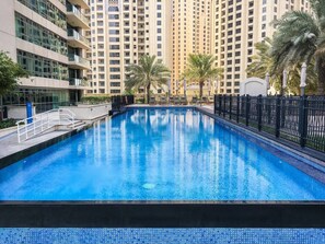 Outdoor pool - Stylish + Bright 1BR With Dubai Marina Views! (Dubai)