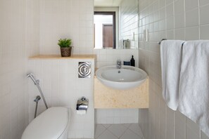 Bathtub - Stylish + Bright 1BR With Dubai Marina Views! (Dubai)