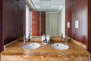 Bathtub, towels, soap, shampoo - Sophisticated 2BR With Stunning Burj Khalifa Views (Dubai)