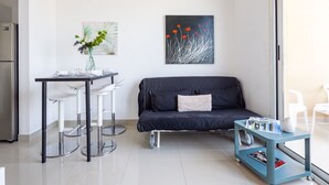 TV - Spacious + Stylish Studio in Lakeside Impz (Dubai)