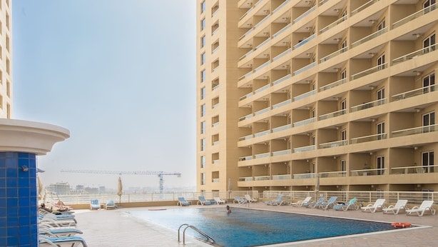 Outdoor pool - Spacious + Stylish Studio in Lakeside Impz (Dubai)