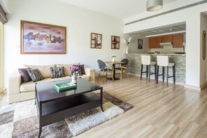 TV - Spacious 1BR in The Greens! (Dubai)