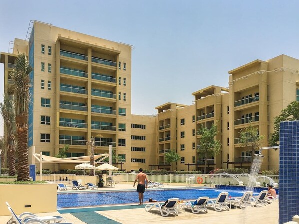 Hồ bơi ngoài trời