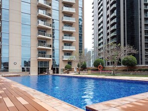 Outdoor pool - Trendy & Modern 1BR in Marina - Sleeps 4! (Dubai)