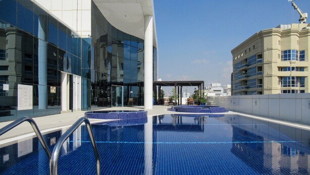 Pool - Upscale Studio Apartment in JLT (Dubai)