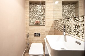 Bathtub - Uniquely Elegant 2BR In Prestigious Downtown Dubai! (Dubai)