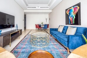 TV - Chic 3BR With Study in The Heart of Downtown Dubai! (Dubai)