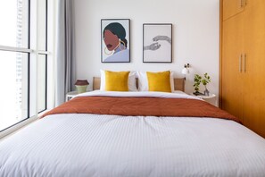 1 slaapkamer, een laptopwerkplek, een strijkplank/strijkijzer