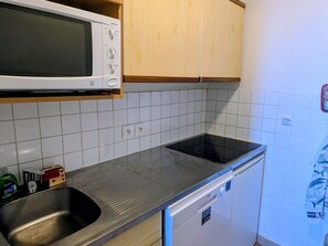 Kjøleskap, mikrobølgeovn og oppvaskmaskin