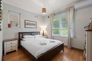 3 bedrooms, iron/ironing board, internet, bed sheets