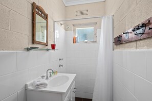 Shower, hair dryer, towels - Sanibonani - Aldinga Beach - C21 SouthCoast Holidays (Aldinga Beach)