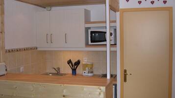 Køleskab, mikrobølgeovn, opvaskemaskine