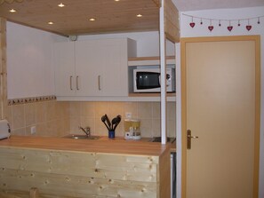 Kylskåp, mikrovågsugn och diskmaskin