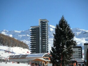 Exterior - 4-room apt, sleeps 10, ski-in/ski-out, Les Menuires, pets allowed, wifi (Les Menuires)