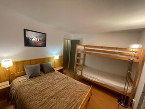 3 bedrooms, free WiFi - 4-room apt, sleeps 10, ski-in/ski-out, Les Menuires, pets allowed, wifi (Les Menuires)