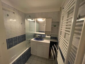 Bathroom - 4-room apt, sleeps 10, ski-in/ski-out, Les Menuires, pets allowed, wifi (Les Menuires)