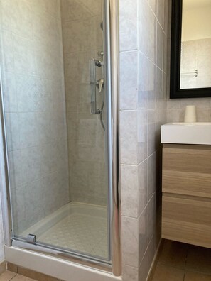 Douche, sèche-cheveux, bidet, serviettes fournies