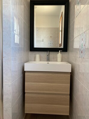 Dusche, Haartrockner, Bidet, Handtücher