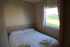 Cabin | 3 bedrooms, free WiFi, bed sheets - Immaculate 3-bed Caravan in Hartlepool (Hartlepool)