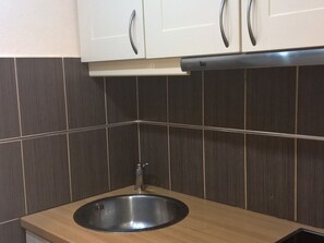 Refrigerador, microondas, lavavajillas y tetera eléctrica