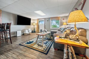 TV, Hulu, streaming services