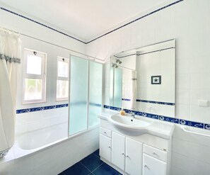 Bañera, secador de pelo y toallas