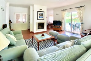 TV, fireplace - Vila Pereira - Vilamoura (Vilamoura)