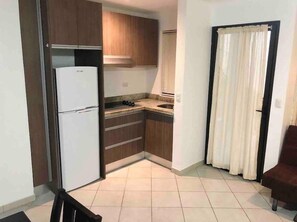 Kühlschrank, Mikrowelle, Wasserkocher mit Kaffee-/Teezubehör