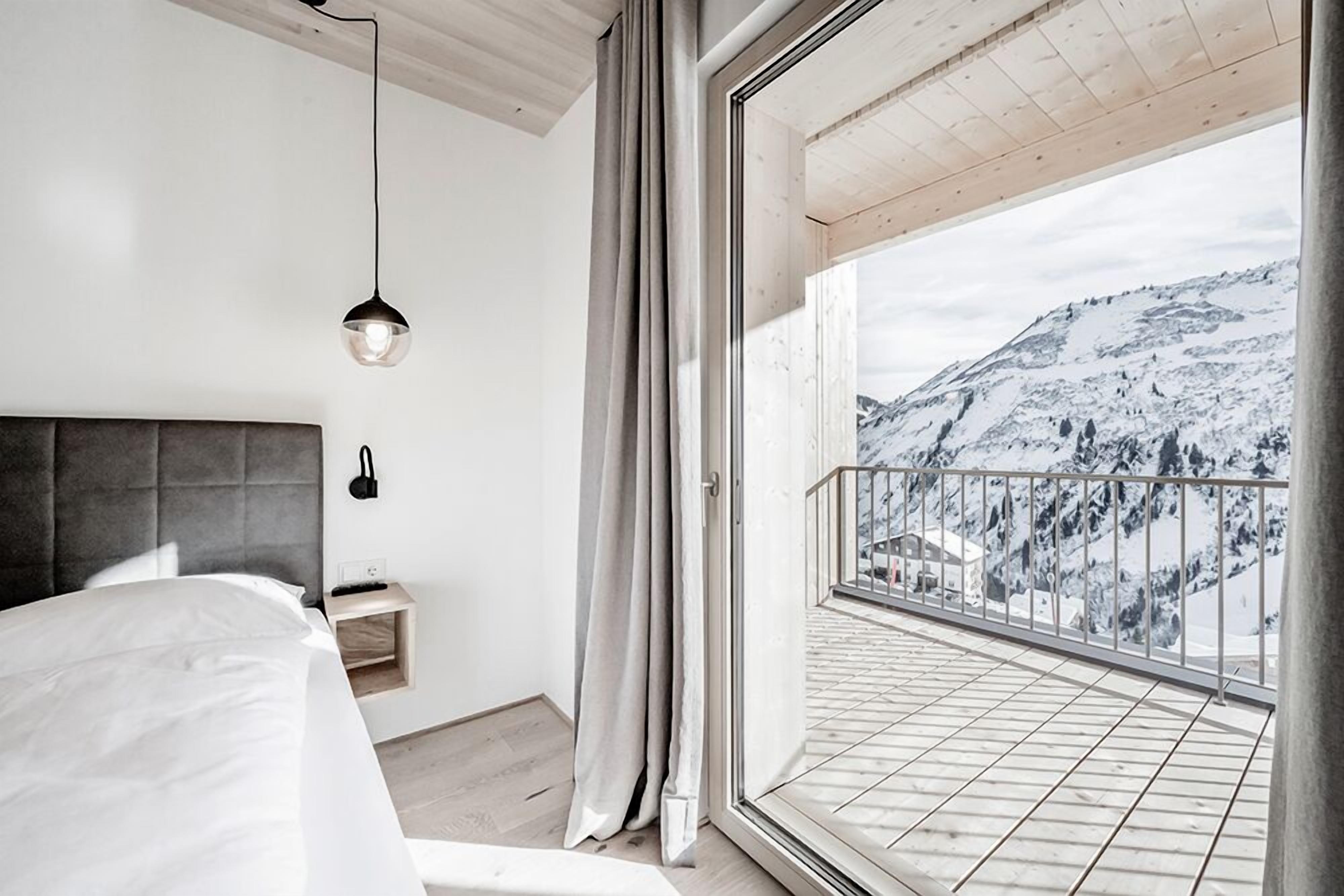 Apartemen (TOP04 - Kuschelnest) | Seprai antialergi, brankas, meja kerja, dan tirai kedap cahaya