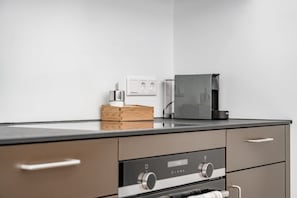 Refrigerador, horno, parrilla de estufa y cafetera de espresso 