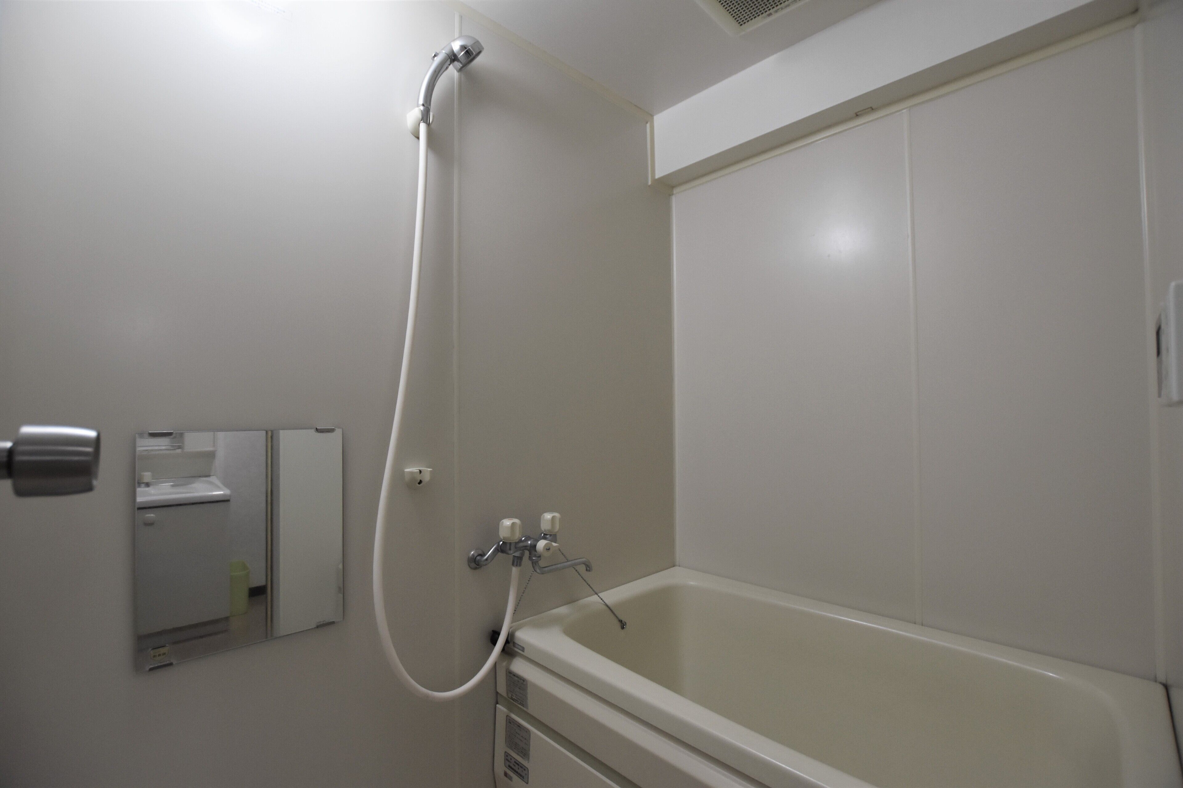 Separate bathtub and shower, deep-soaking bathtub, hair dryer, slippers